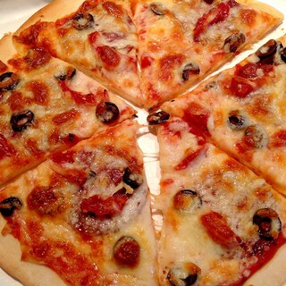 サラミとオリーブのピザ